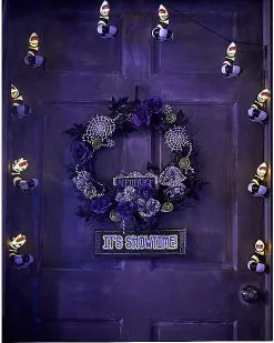 It's Showtime Wreath - Beetlejuice 7 It's Showtime Wreath - Beetlejuice -Spirit Halloween Shop 01490465 c